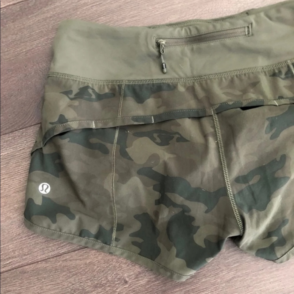 RARE! π Lululemon Camo Speed Shorts Sz. 4 β 2.5β - Picture 7 of 12